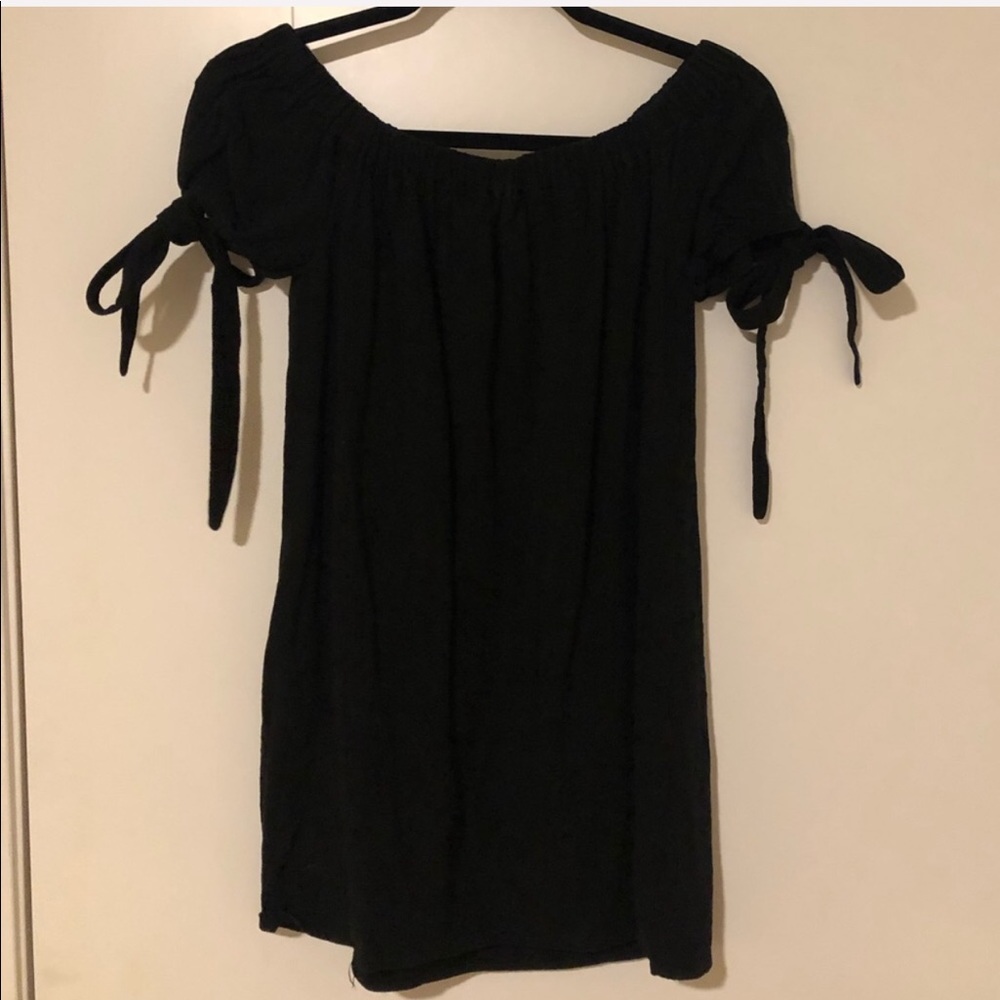NWOT Lulu’s Black Off The Shoulder Dress - Small